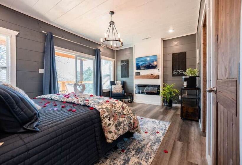 Romantic Cabin Retreat By Ghosal Luxury Lodging