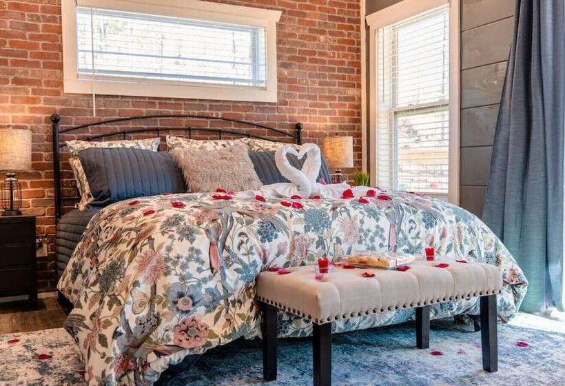 Romantic Cabin Retreat By Ghosal Luxury Lodging