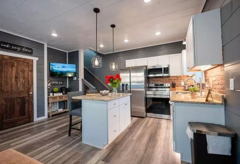 Romantic Cabin Retreat By Ghosal Luxury Lodging