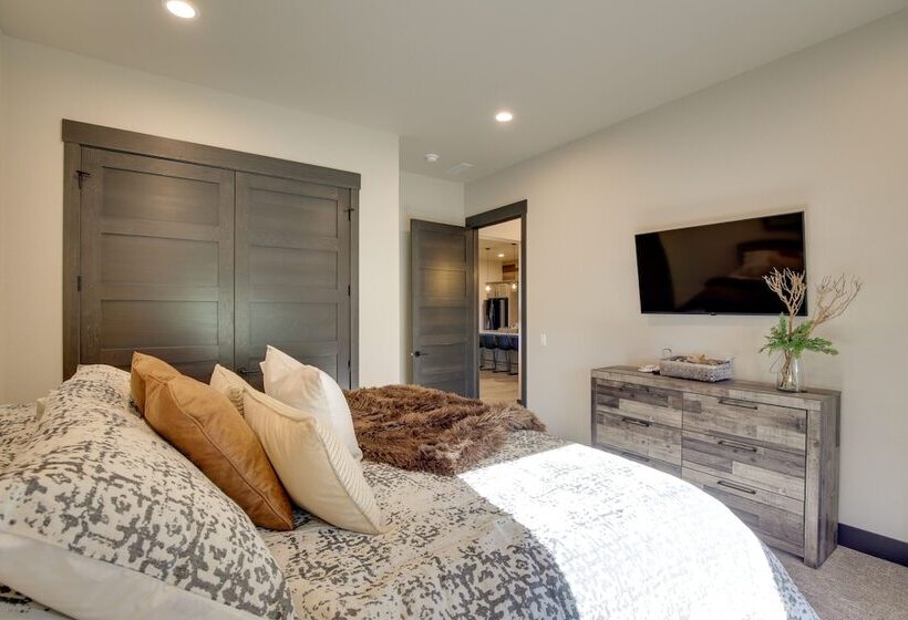 South Dakota Retreat W/ Hot Tub, Fire Pit & Grill!