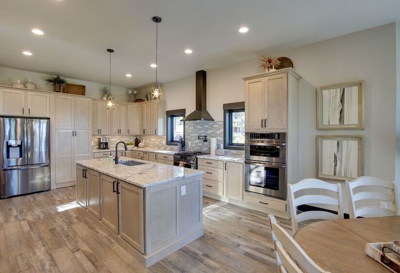 South Dakota Retreat W/ Hot Tub, Fire Pit & Grill!