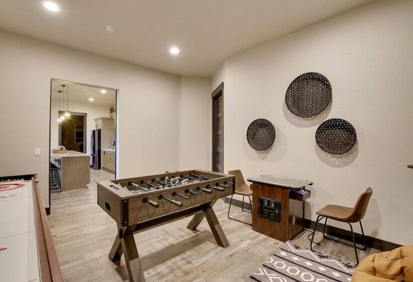 South Dakota Retreat W/ Hot Tub, Fire Pit & Grill!