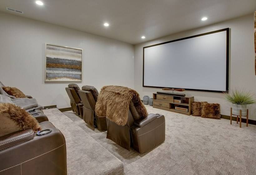 South Dakota Retreat W/ Hot Tub, Fire Pit & Grill!