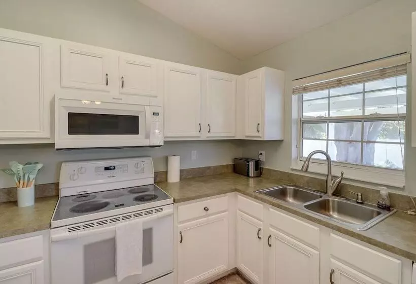 Sunny Ocala Home W/ Private Pool & Hot Tub!