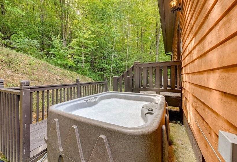 Bright Bryson City Cabin W/ Fire Pit & Hot Tubs!