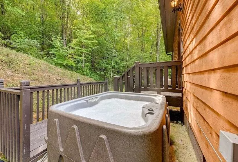 Bright Bryson City Cabin W/ Fire Pit & Hot Tubs!