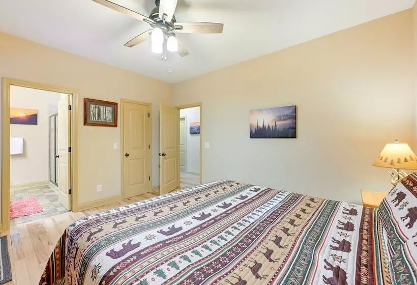 Bright Bryson City Cabin W/ Fire Pit & Hot Tubs!