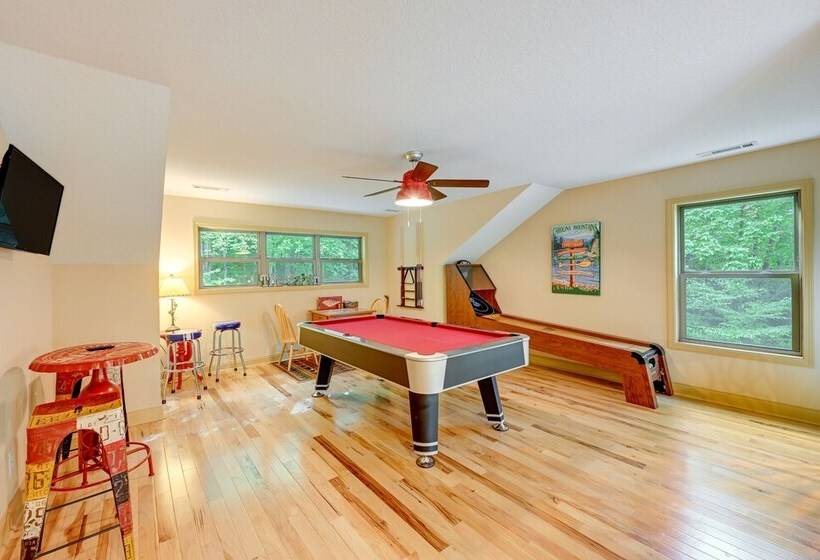 Bright Bryson City Cabin W/ Fire Pit & Hot Tubs!