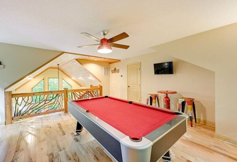 Bright Bryson City Cabin W/ Fire Pit & Hot Tubs!