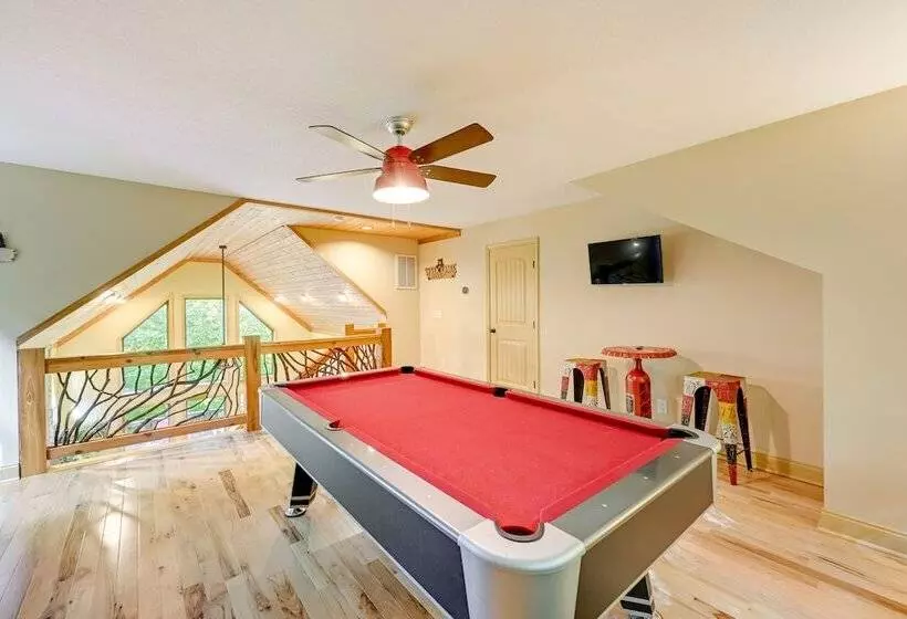 Bright Bryson City Cabin W/ Fire Pit & Hot Tubs!