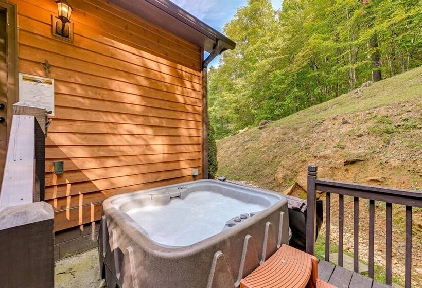 Bright Bryson City Cabin W/ Fire Pit & Hot Tubs!