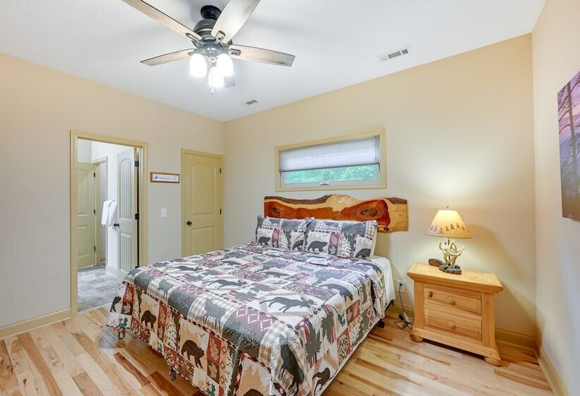 Bright Bryson City Cabin W/ Fire Pit & Hot Tubs!