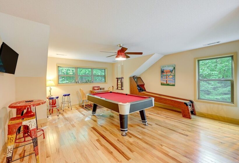 Bright Bryson City Cabin W/ Fire Pit & Hot Tubs!