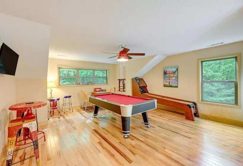 Bright Bryson City Cabin W/ Fire Pit & Hot Tubs!