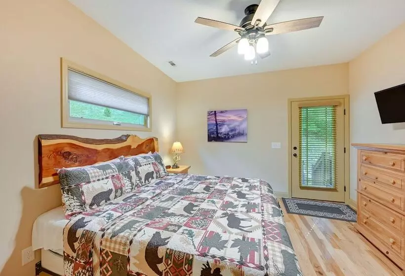 Bright Bryson City Cabin W/ Fire Pit & Hot Tubs!