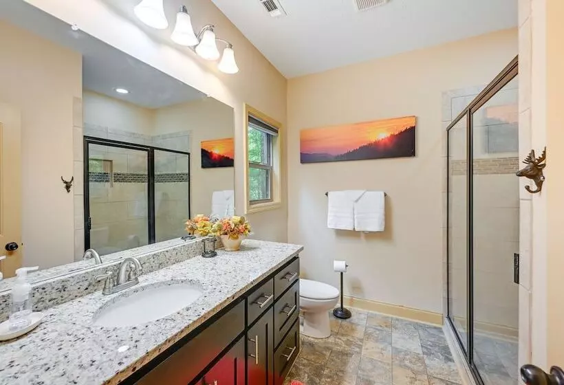 Bright Bryson City Cabin W/ Fire Pit & Hot Tubs!