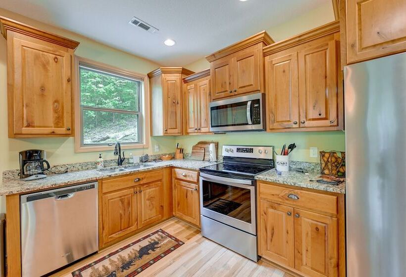 Bright Bryson City Cabin W/ Fire Pit & Hot Tubs!