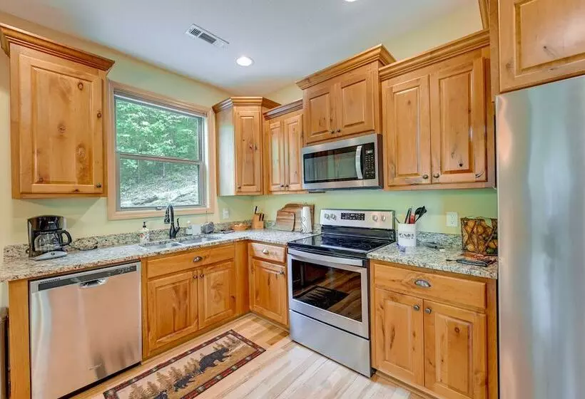 Bright Bryson City Cabin W/ Fire Pit & Hot Tubs!