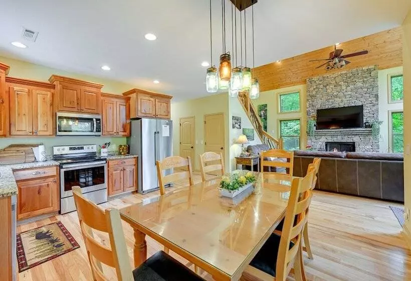 Bright Bryson City Cabin W/ Fire Pit & Hot Tubs!