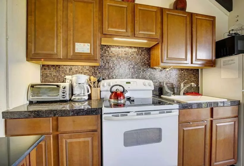 Charming Kailua Kona Apartment Near Hiking & Golf!