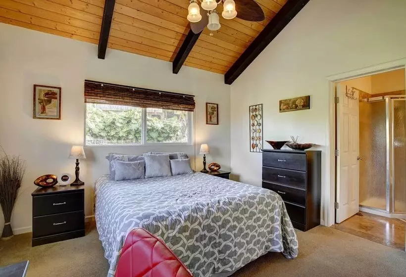 Charming Kailua Kona Apartment Near Hiking & Golf!