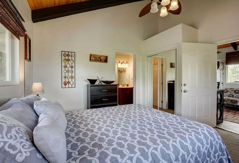 Charming Kailua Kona Apartment Near Hiking & Golf!