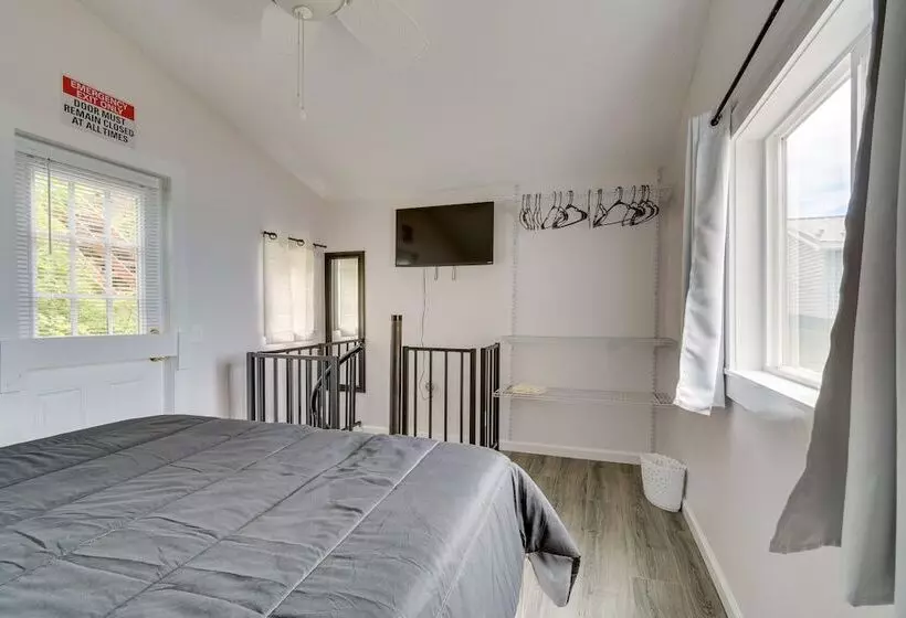 Cozy Irondequoit Home On Lake Ontario!