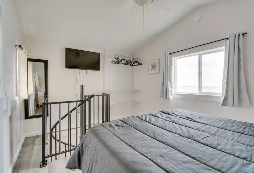 Cozy Irondequoit Home On Lake Ontario!