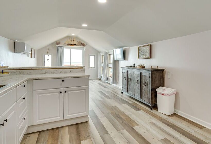 Cozy Irondequoit Home On Lake Ontario!