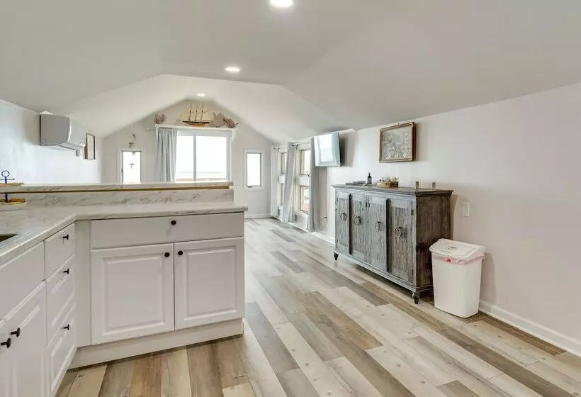 Cozy Irondequoit Home On Lake Ontario!