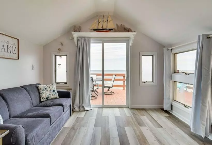 Cozy Irondequoit Home On Lake Ontario!