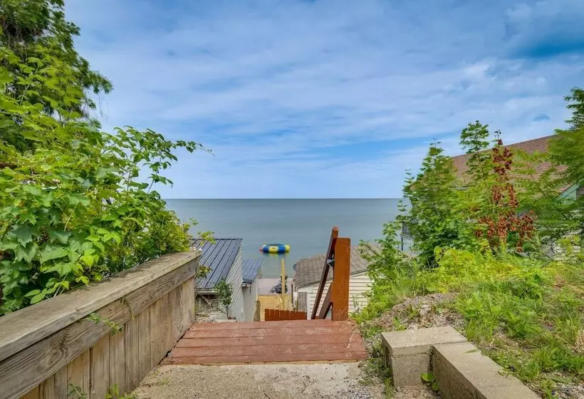 Cozy Irondequoit Home On Lake Ontario!