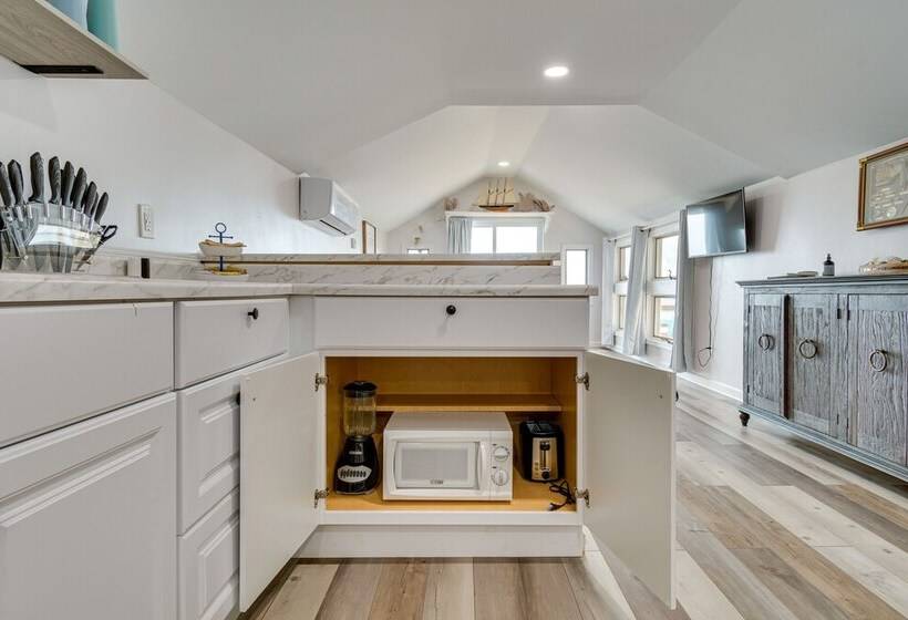 Cozy Irondequoit Home On Lake Ontario!