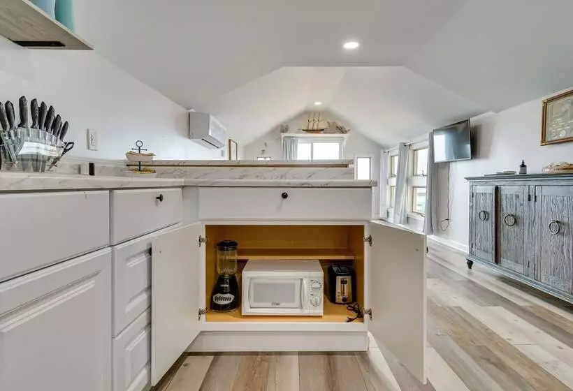 Cozy Irondequoit Home On Lake Ontario!