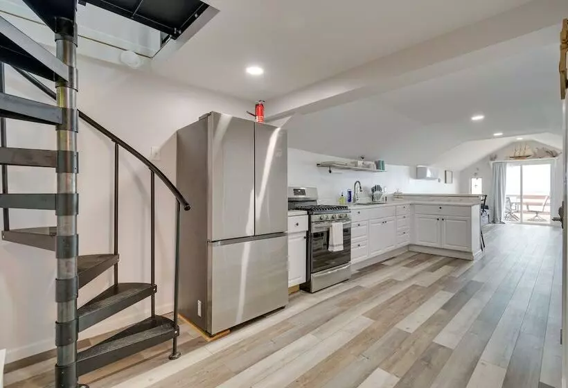 Cozy Irondequoit Home On Lake Ontario!