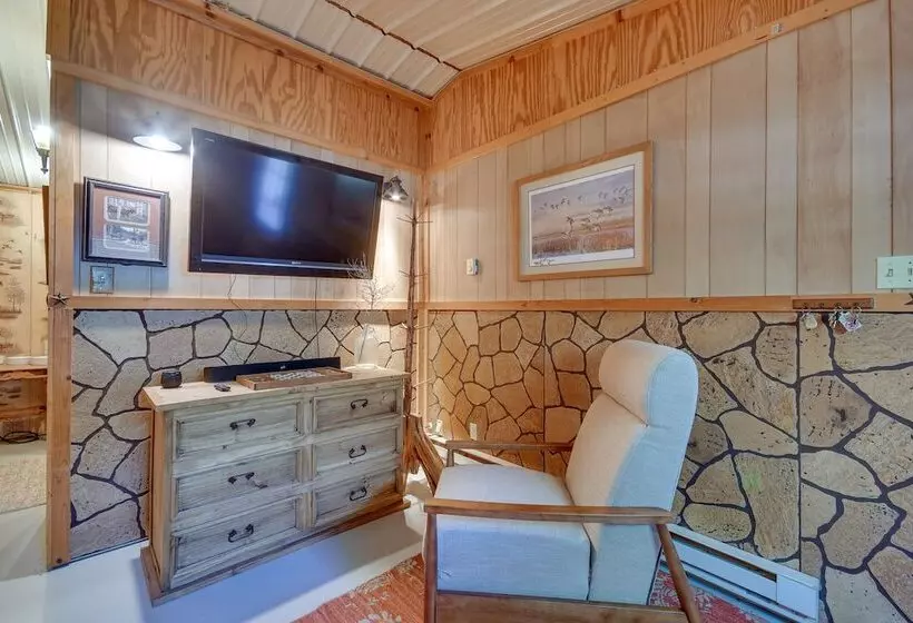 Stargaze, Hike & Kayak: Cabin Near Copper Breaks!