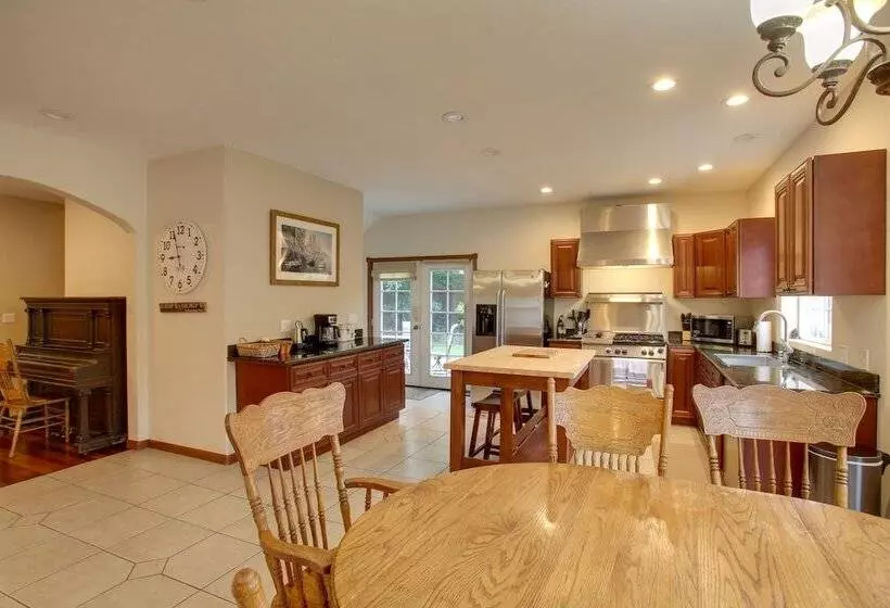 Downtown Coeur Dalene Home Rental: Walk To Beach!