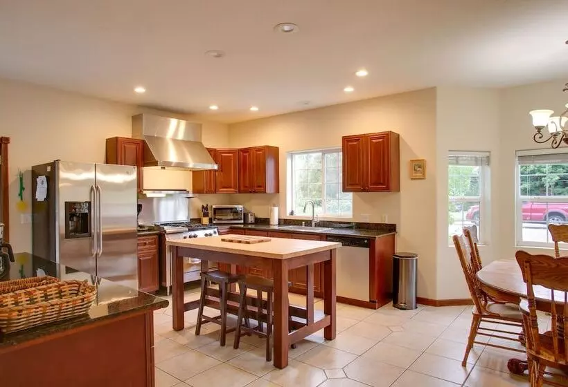 Downtown Coeur Dalene Home Rental: Walk To Beach!