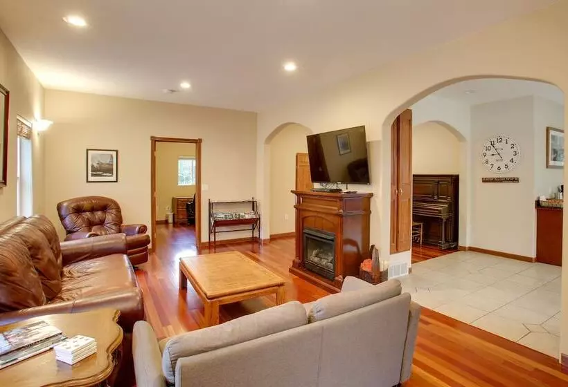 Downtown Coeur Dalene Home Rental: Walk To Beach!