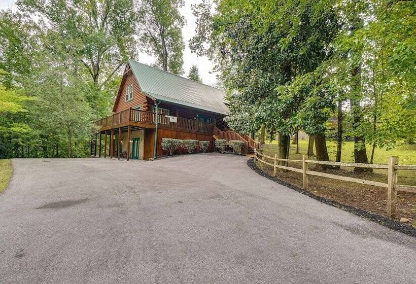 Gatlinburg Getaway: Private Hot Tub & Fireplace!