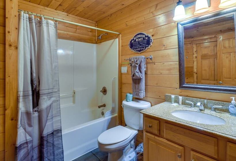 Gatlinburg Getaway: Private Hot Tub & Fireplace!