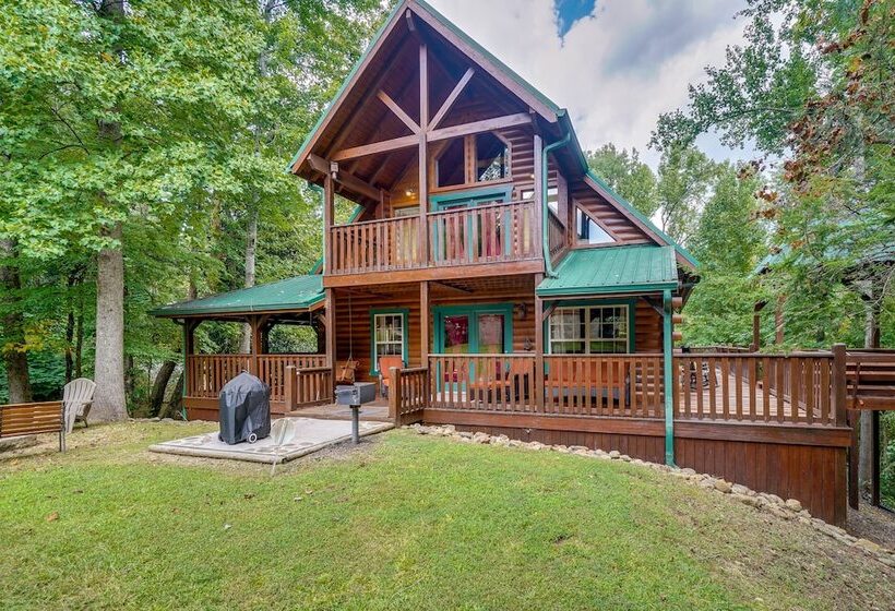 Gatlinburg Getaway: Private Hot Tub & Fireplace!