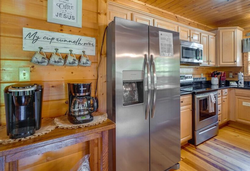 Gatlinburg Getaway: Private Hot Tub & Fireplace!