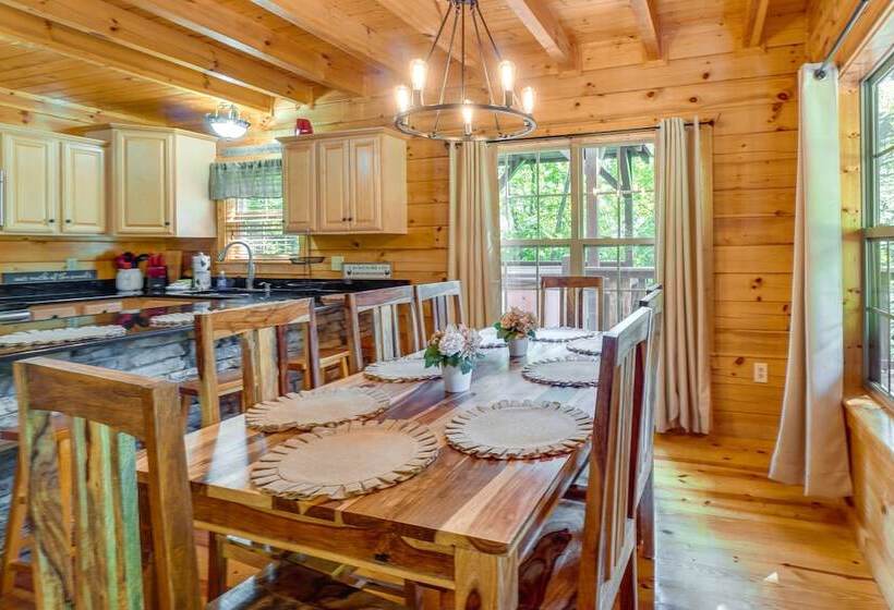 Gatlinburg Getaway: Private Hot Tub & Fireplace!