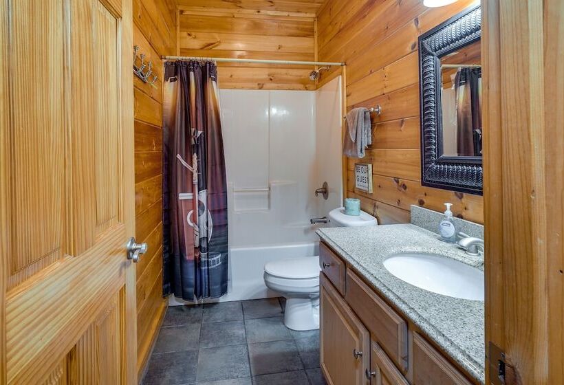 Gatlinburg Getaway: Private Hot Tub & Fireplace!