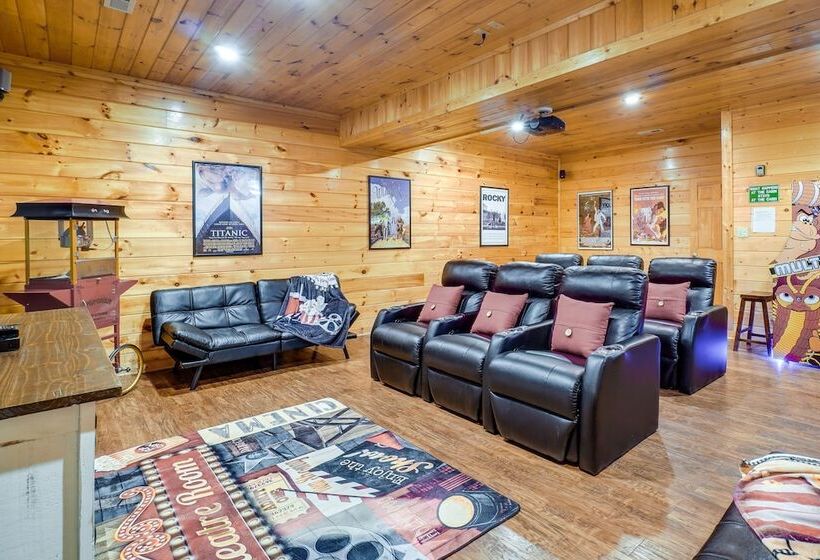 Gatlinburg Getaway: Private Hot Tub & Fireplace!