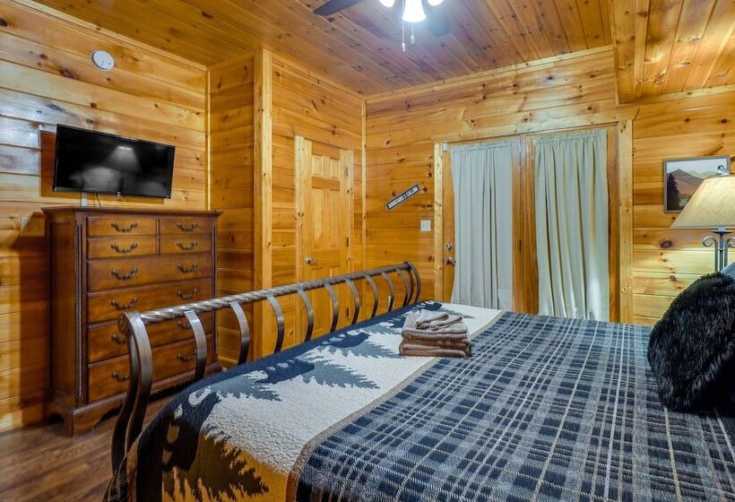 Gatlinburg Getaway: Private Hot Tub & Fireplace!