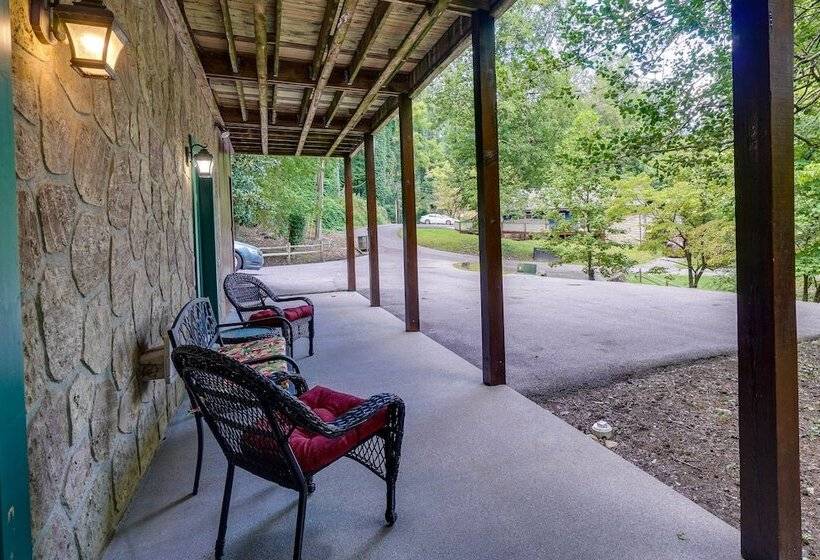 Gatlinburg Getaway: Private Hot Tub & Fireplace!