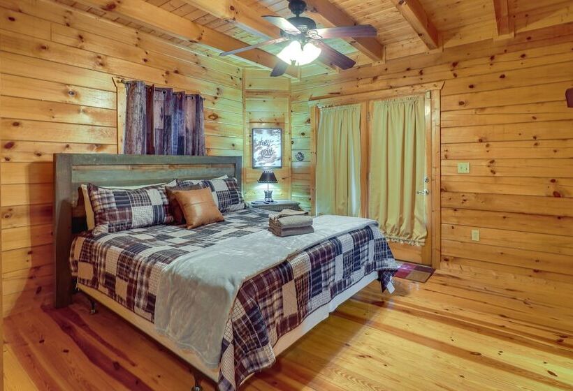 Gatlinburg Getaway: Private Hot Tub & Fireplace!