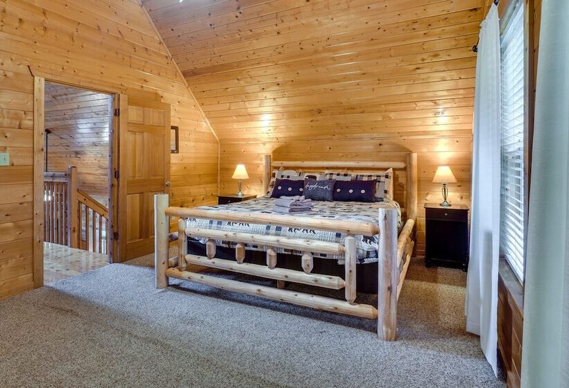 Gatlinburg Getaway: Private Hot Tub & Fireplace!